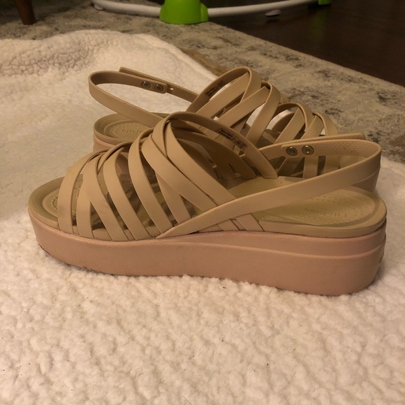 Crocs Women Brooklyn Strappy Low Wedge Bone Sandals Size 9 - Picture 3 of 13